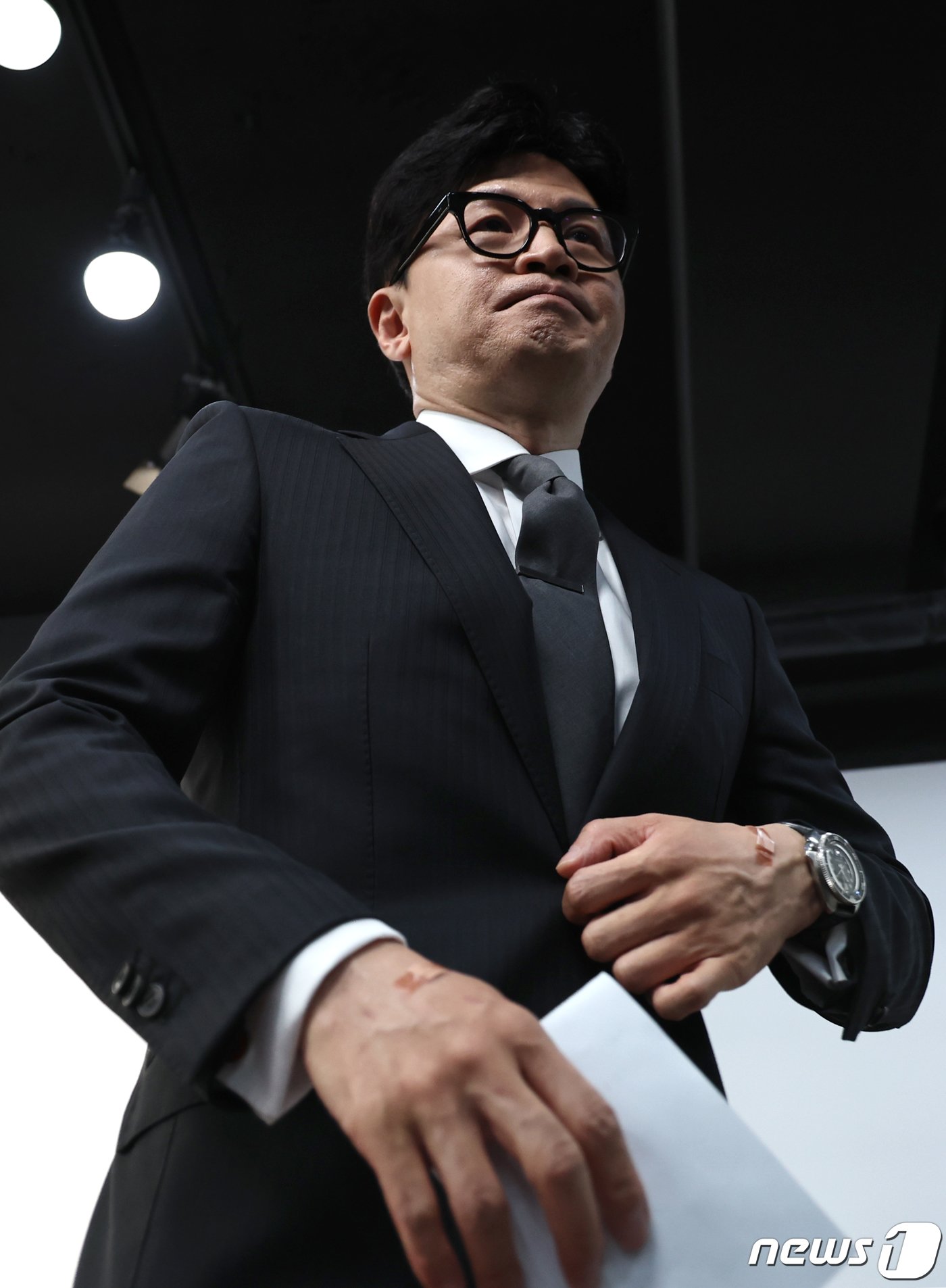 본문 이미지 - 한동훈 국민의힘 비상대책위원장 겸 총괄선거대책위원장이 11일 오전 서울 여의도 중앙당사에서 총선 결과에 따른 위원장직 사퇴 입장을 밝힌 뒤 회견장을 나서고 있다. 2024.4.11/뉴스1 ⓒ News1 구윤성 기자