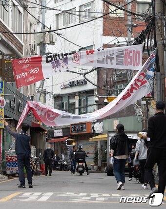 본문 이미지 - 11일 오전 서울 종로구 흥인지문 일대에서 종로구청 관계자들이 제22대 국회의원선거 현수막을 철거하고 있다. 2024.4.11/뉴스1 ⓒ News1 이재명 기자