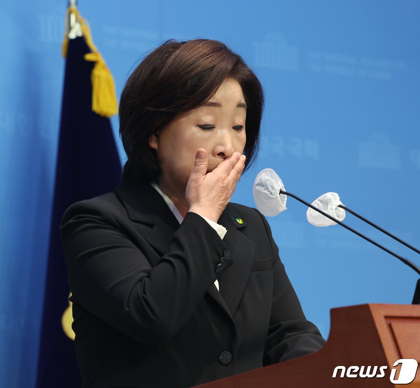 본문 이미지 - 심상정 녹색정의당 공동선대위원장이 11일 서울 여의도 국회 소통관에서 열린 제22대 총선 결과 관련 입장발표 기자회견에서 눈물을 흘리고 있다. 2024.4.11/뉴스1 ⓒ News1 송원영 기자