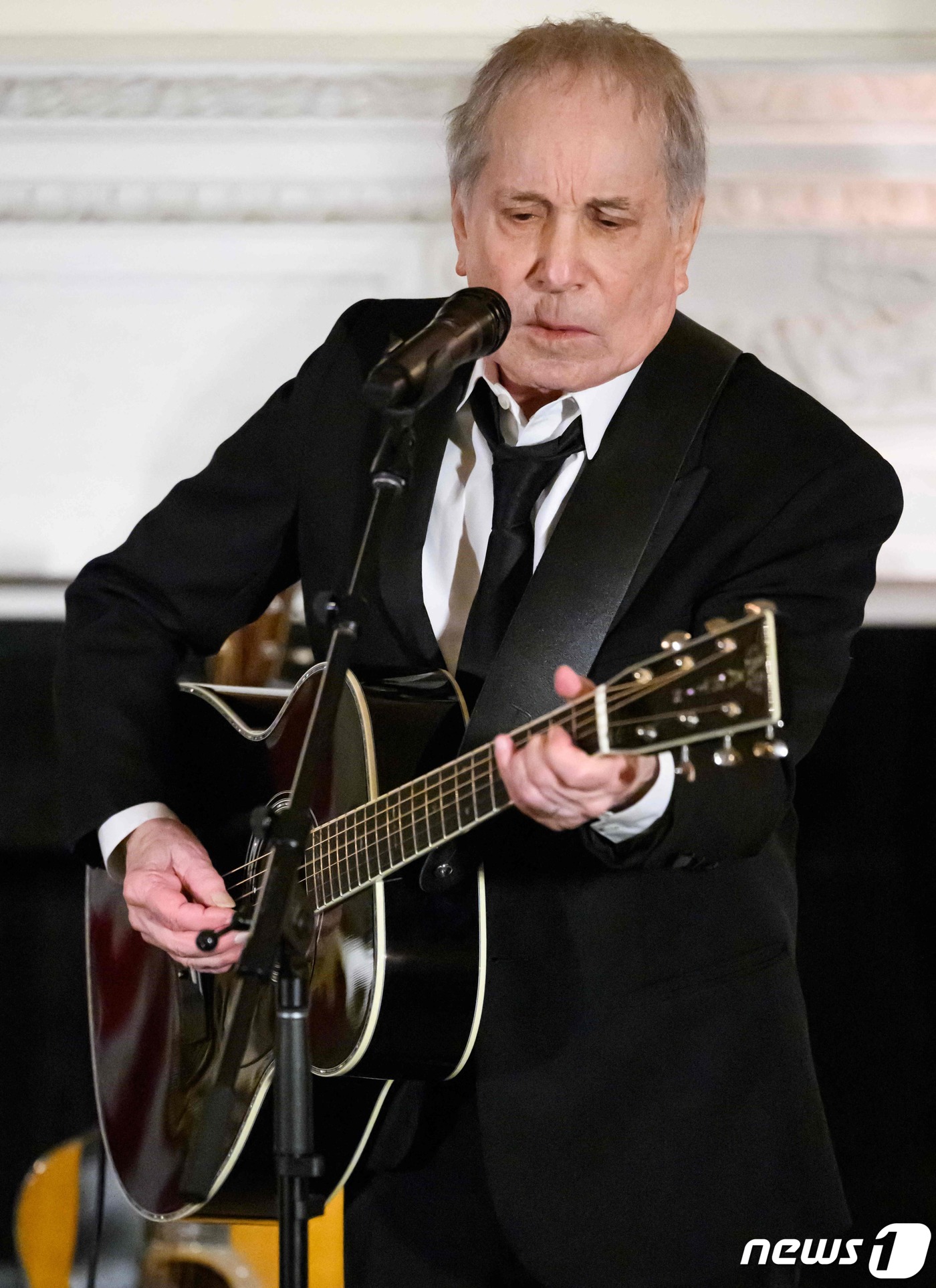 (워싱턴 AFP=뉴스1) 우동명 기자 = 가수 폴 사이먼이 10일(현지시각) 워싱턴 백악관에서 열린 기시다 후미오 일본 총리의 국빈 만찬서 공연을 하고 있다.  2024. 4. 1 …