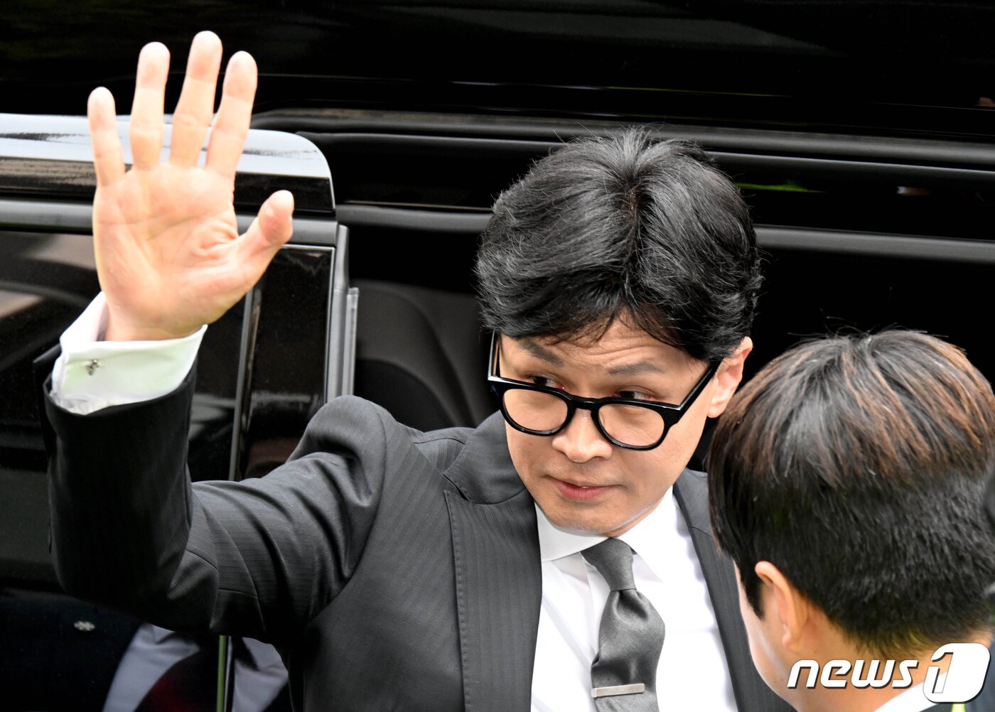 본문 이미지 - 한동훈 국민의힘 비상대책위원장 겸 총괄선거대책위원장이 11일 오전 서울 여의도 중앙당사에서 총선 결과에 따른 위원장직 사퇴 입장을 밝힌 뒤 당사를 나서고 있다.(공동취재) 2024.4.11/뉴스1 ⓒ News1 구윤성 기자