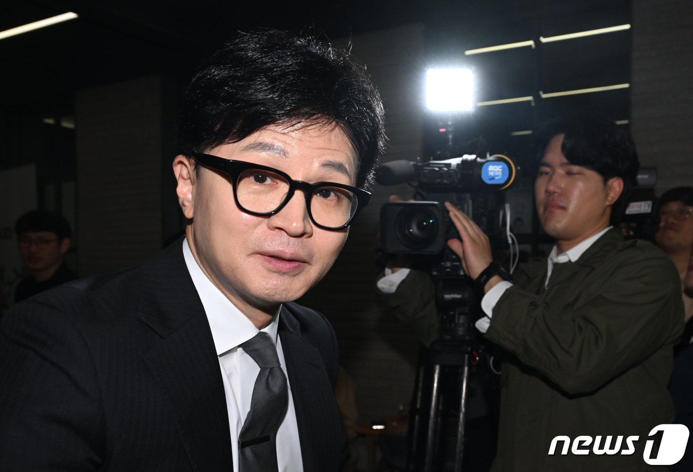 본문 이미지 - 한동훈 국민의힘 비상대책위원장 겸 총괄선거대책위원장이 11일 오전 서울 여의도 중앙당사에서 총선 결과에 따른 위원장직 사퇴 입장을 밝힌 뒤 당사를 나서고 있다.(공동취재) 2024.4.11/뉴스1 ⓒ News1 구윤성 기자