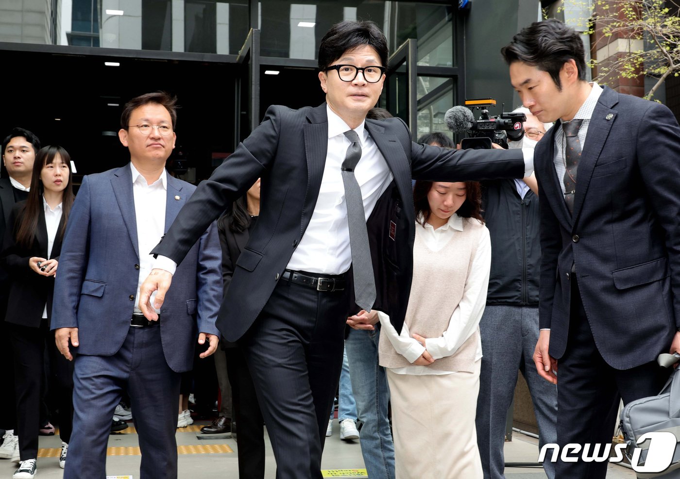 본문 이미지 - 한동훈 국민의힘 비상대책위원장 겸 총괄선거대책위원장이 11일 오전 서울 여의도 중앙당사에서 위원장직 사퇴 입장을 밝힌 뒤 당사를 나서고 있다.(공동취재) 2024.4.11/뉴스1 ⓒ News1 구윤성 기자