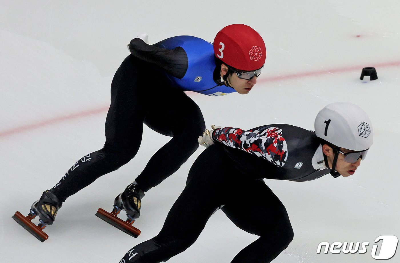 본문 이미지 - 박지원(흰색 헬멧·서울시청)과 황대헌(적색 헬멧·강원도청)이 11일 오전 서울 양천구 목동실내빙상장에서 열린 '2024-2025시즌 쇼트트랙 국가대표 2차 선발대회' 남자부 1500m 준결승에서 레이스를 펼치고 있다. 2024.4.11/뉴스1 ⓒ News1 장수영 기자