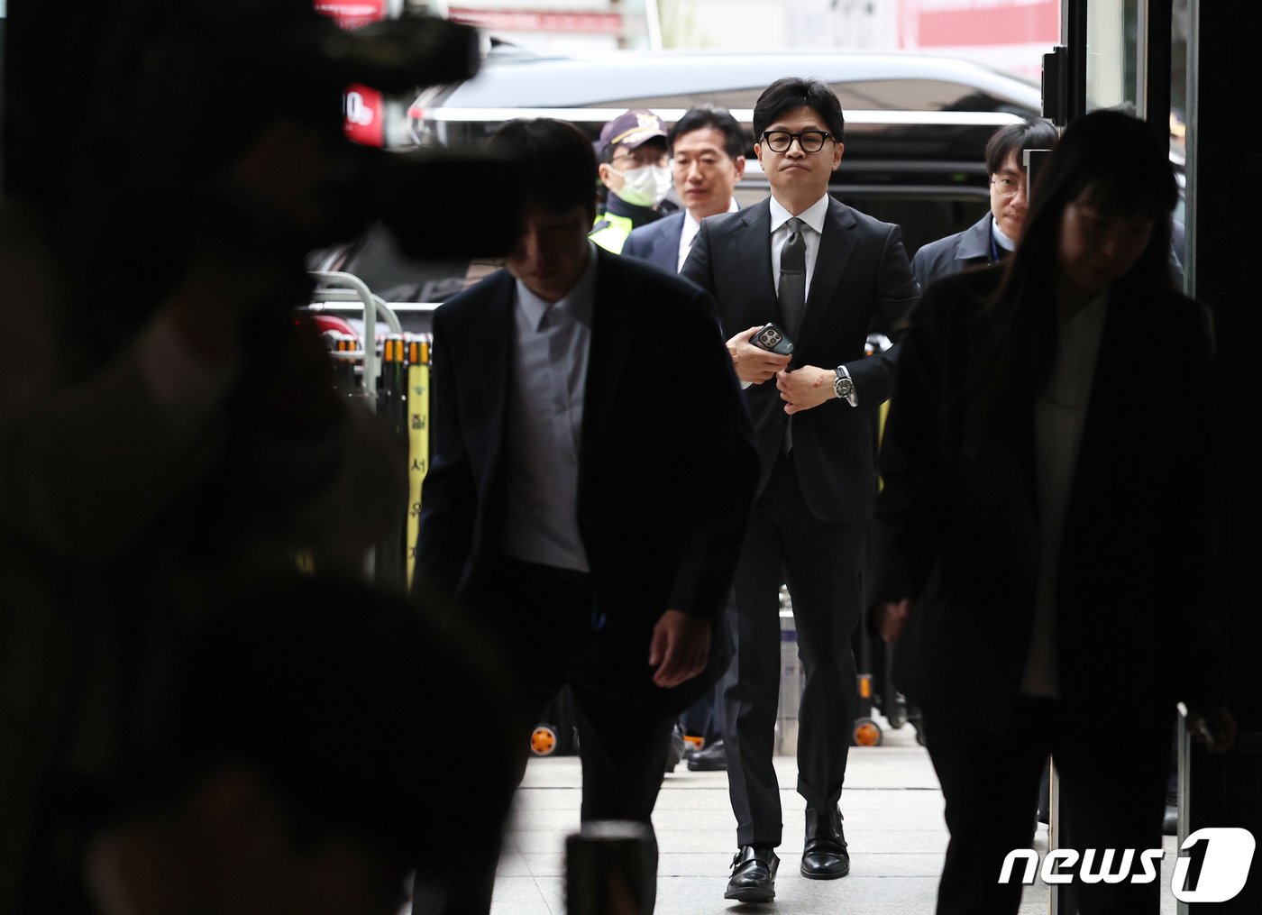 본문 이미지 - 한동훈 국민의힘 비상대책위원장 겸 총괄선거대책위원장이 11일 오전 총선 관련 입장발표를 하기 위해 서울 여의도 중앙당사에 들어서고 있다. 2024.4.11/뉴스1 ⓒ News1 구윤성 기자