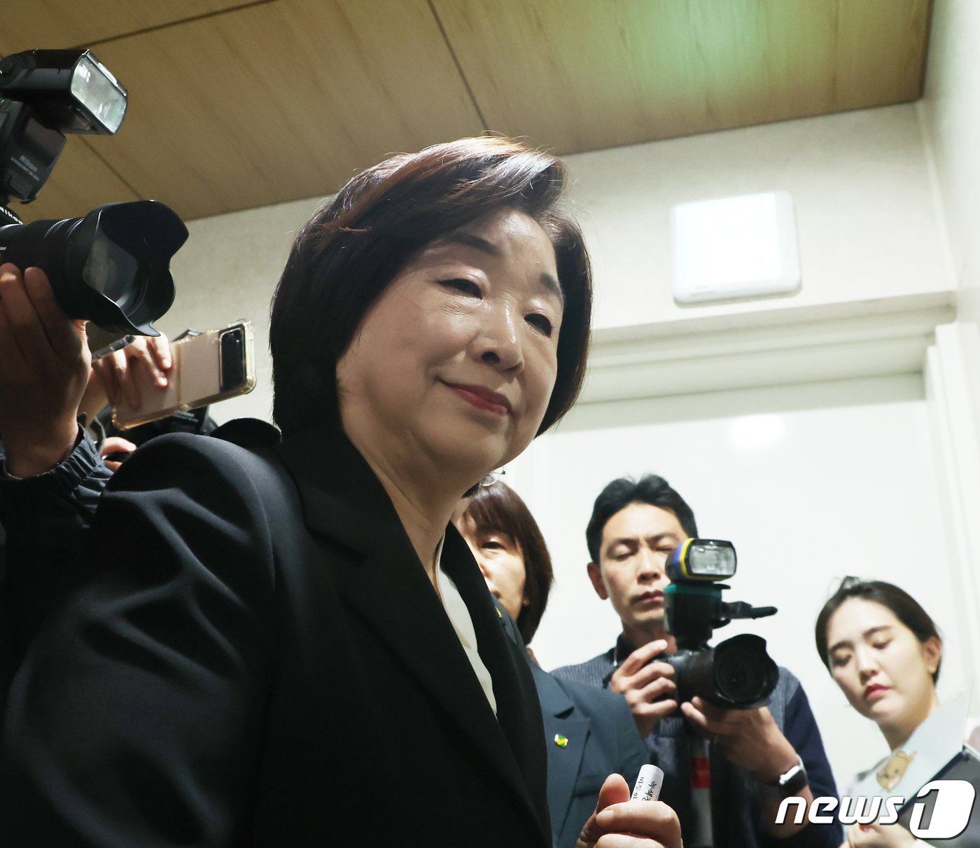 본문 이미지 - 심상정 녹색정의당 공동선대위원장이 11일 서울 여의도 국회 소통관에서 열린 제22대 총선 결과 관련 입장발표 및 정계 은퇴 선언 기자회견을 마치고 회견장을 나서고 있다. 2024.4.11/뉴스1 ⓒ News1 송원영 기자