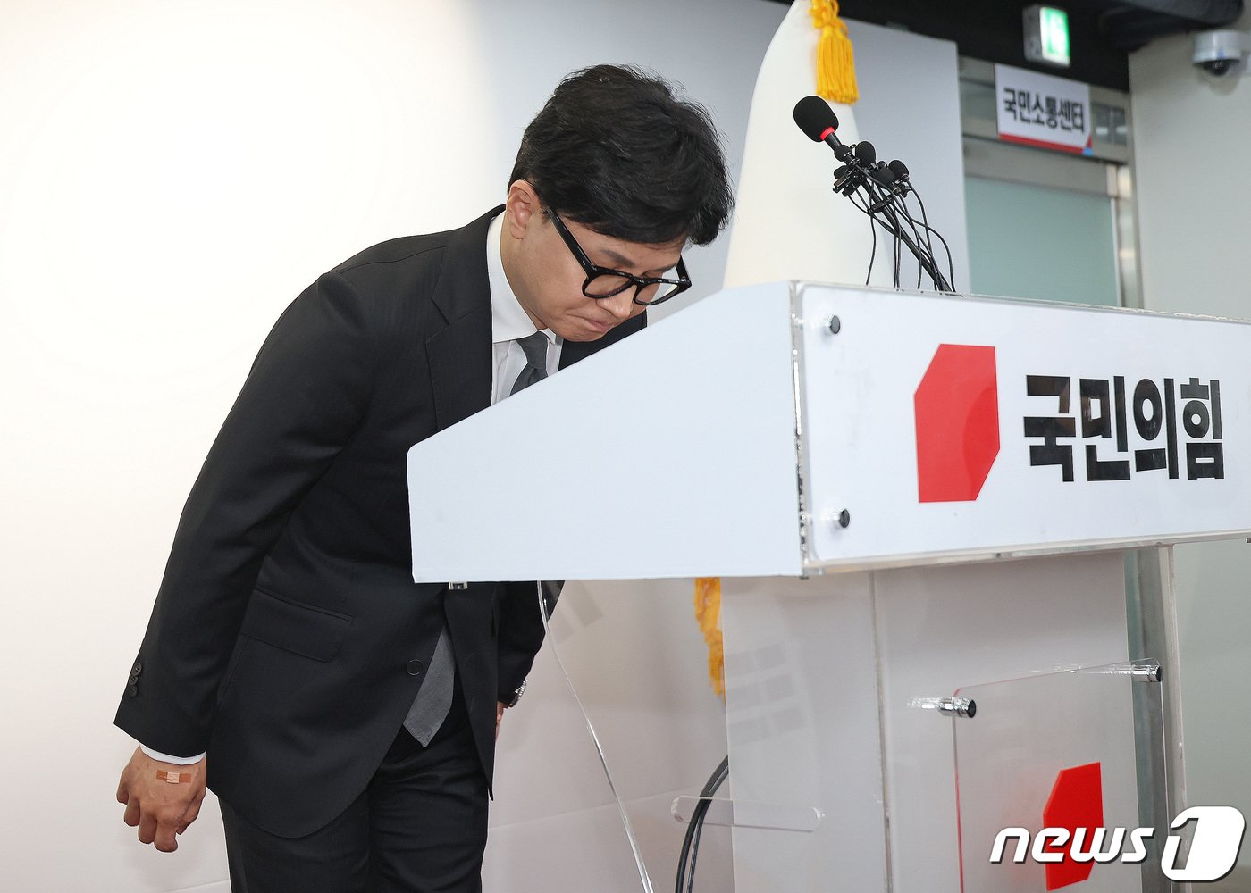 본문 이미지 - 한동훈 국민의힘 비상대책위원장 겸 총괄선거대책위원장이 11일 오전 서울 여의도 중앙당사에서 위원장직 사퇴 입장을 밝히며 인사하고 있다.(공동취재) 2024.4.11/뉴스1 ⓒ News1 구윤성 기자