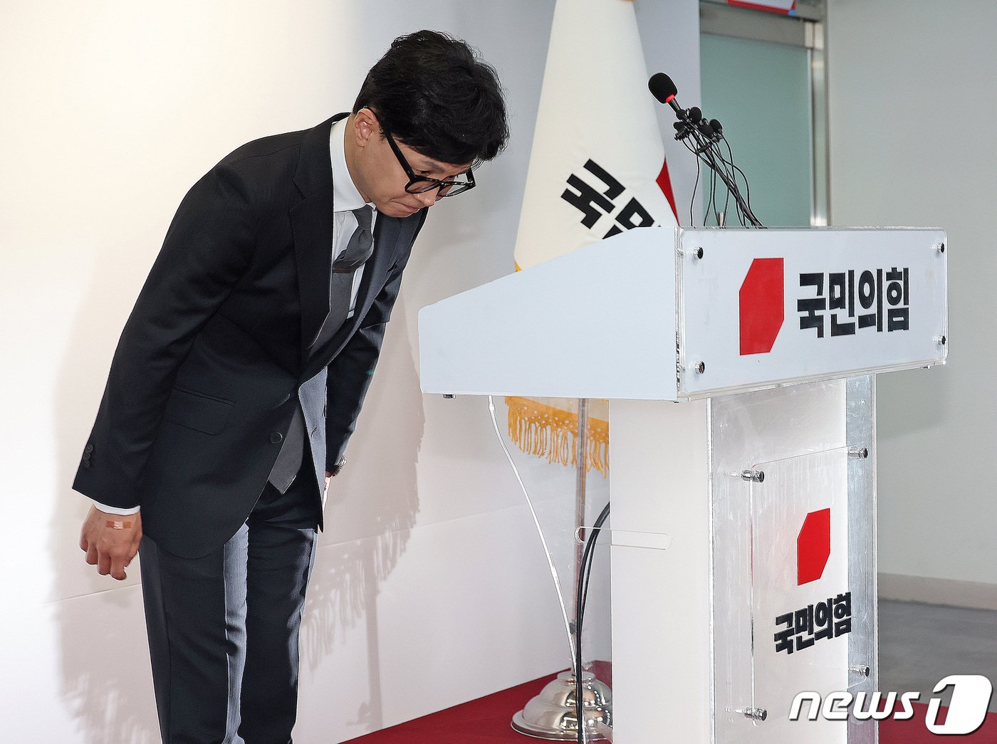 본문 이미지 - 한동훈 국민의힘 비상대책위원장 겸 총괄선거대책위원장이 11일 오전 서울 여의도 중앙당사에서 위원장직 사퇴 입장을 밝히며 인사하고 있다.(공동취재) 2024.4.11/뉴스1 ⓒ News1 구윤성 기자