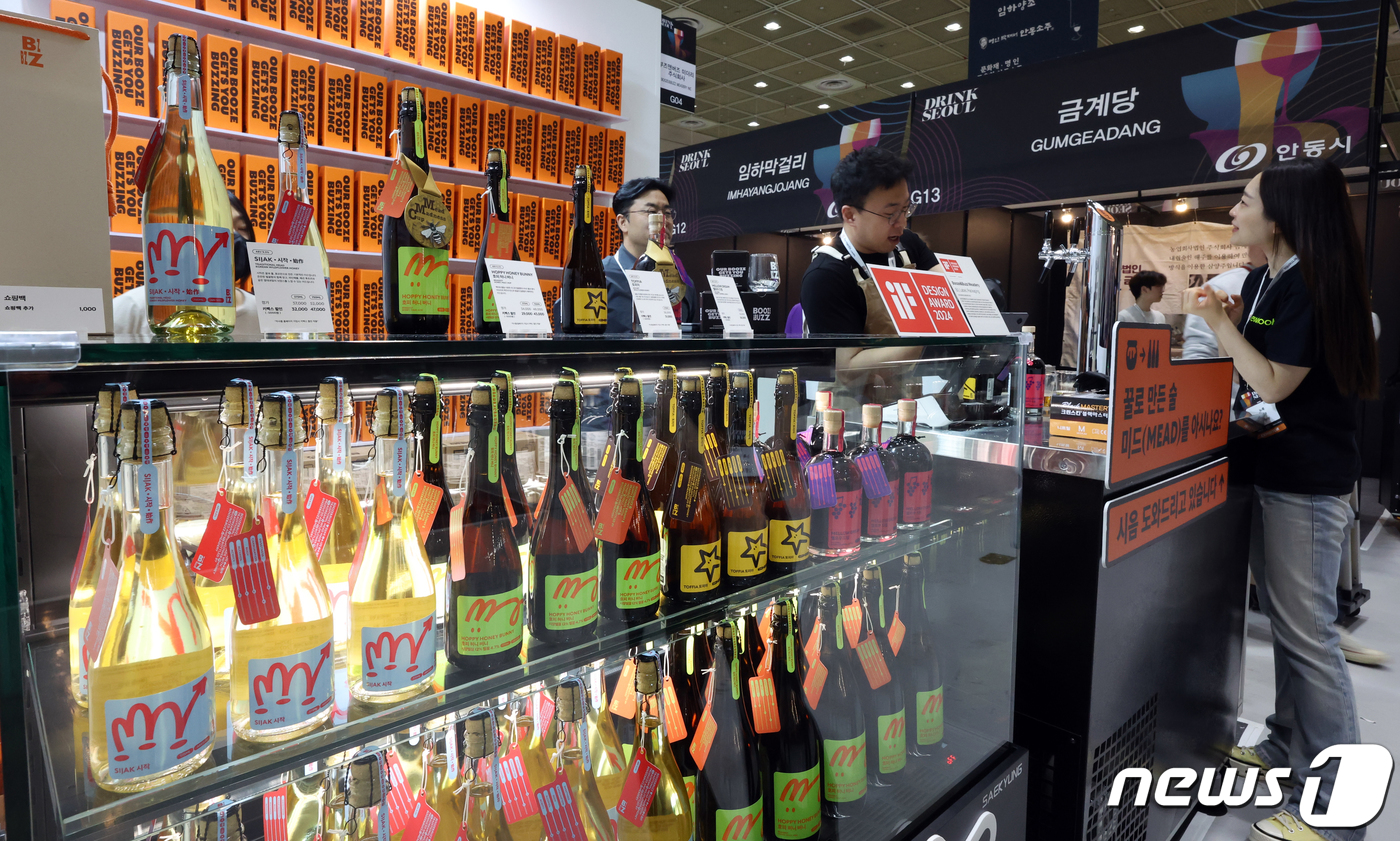 (서울=뉴스1) 김명섭 기자 = 11일 서울 강남구 코엑스에서 열린 대한민국 맥주박람회 및 드링크서울에서 각종 주류가 관람객의 눈길을 끌고 있다.이번 전시는 맥주와 프리미엄 전통주 …