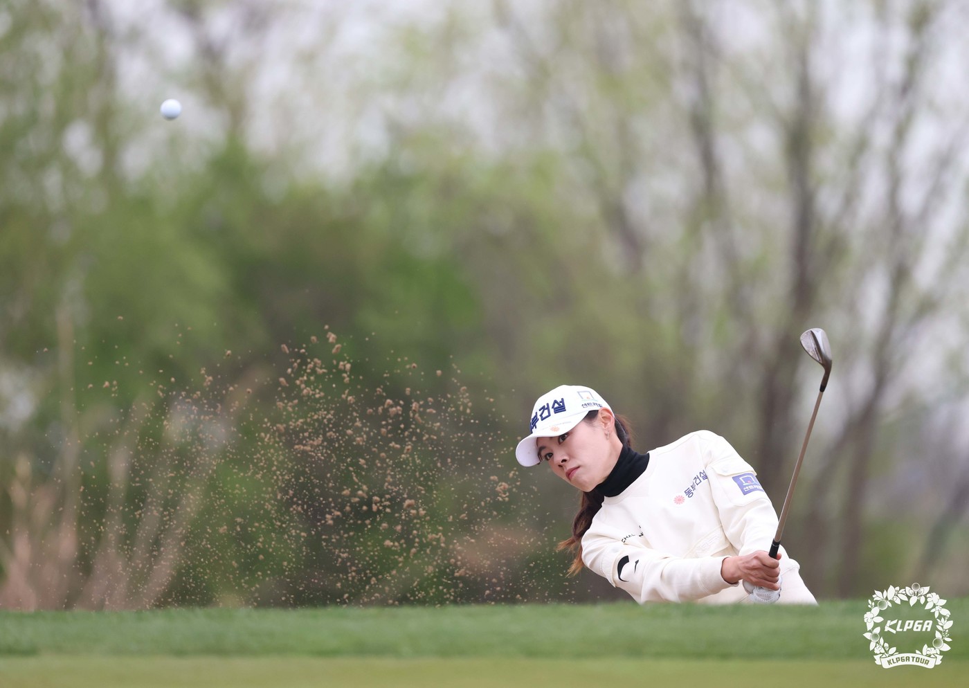 (서울=뉴스1) = 박주영이 11일 인천 클럽72에서 열린 '메디힐 한국일보 챔피언십' 1라운드 12번 홀에서 벙커샷을 하고 있다. (KLPGT 제공) 2024.4.11/뉴스1