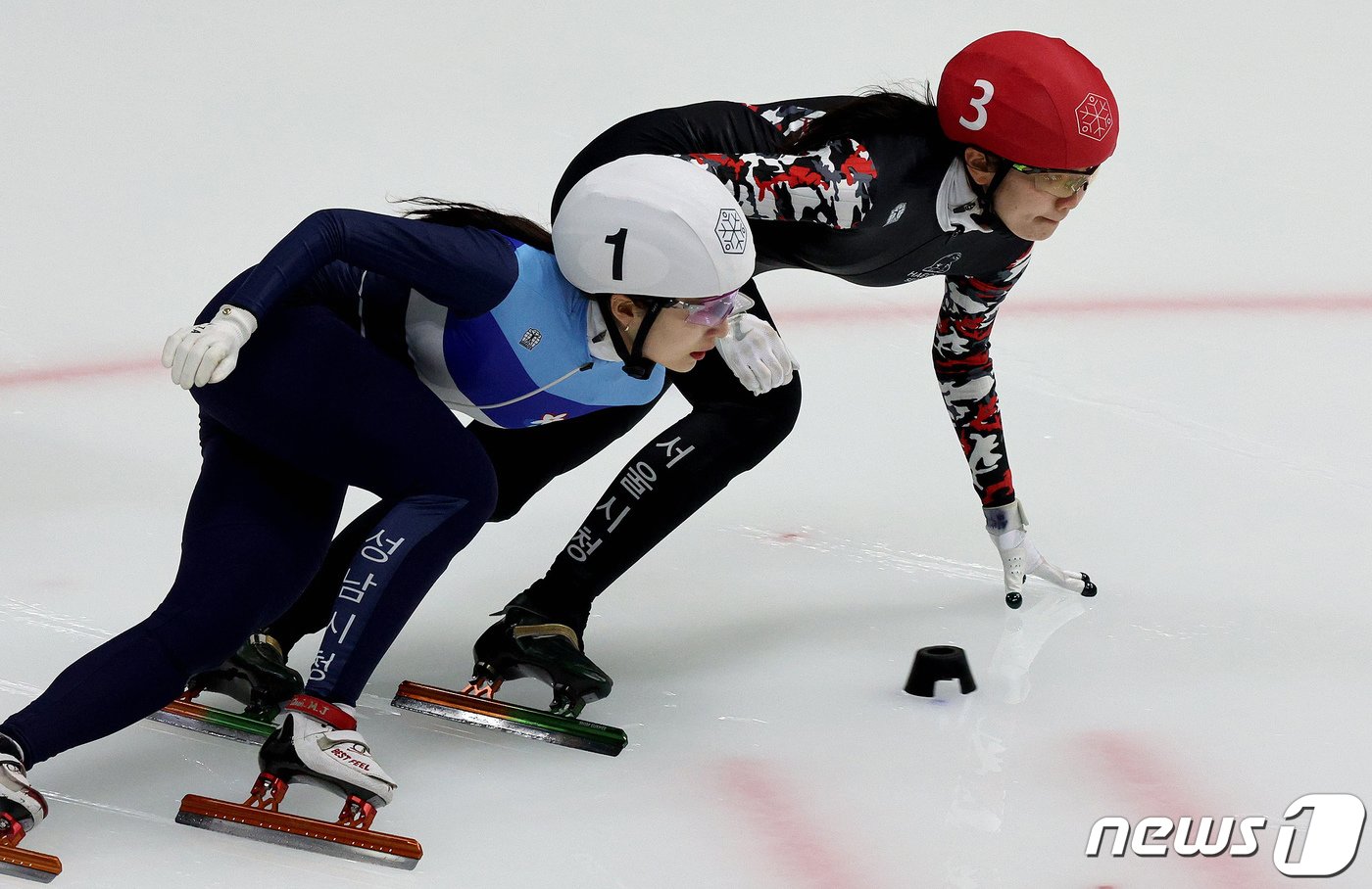 본문 이미지 - 최민정(흰색 헬멧·성남시청)과 심석희(적색 헬멧·서울시청)가 11일 서울 양천구 목동실내빙상장에서 열린 '2024-2025시즌 쇼트트랙 국가대표 2차 선발대회' 여자부 1500m 결승에서 레이스를 펼치고 있다. 2024.4.11/뉴스1 ⓒ News1 장수영 기자