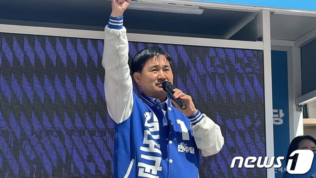 본문 이미지 - 제22대 총선 강원 속초·인제·고성·양양 선거구 김도균 더불어민주당 후보가 지난 9일 지역을 돌며 유세를 하고 있다.(김도균 후보 SNS 캡처) 2024.4.11/뉴스1