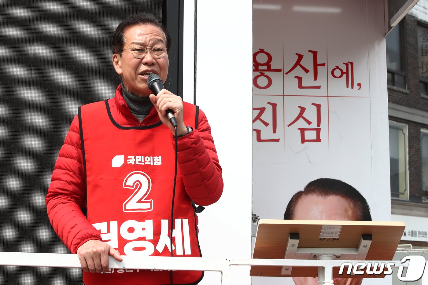 본문 이미지 - 제22대 국회의원선거 서울 용산구에서 당선된 권영세 국민의힘 당선인이 11일 오후 서울 용산구 한강대로에서 당선인사를 하고 있다. 2024.4.11/뉴스1 ⓒ News1 이광호 기자