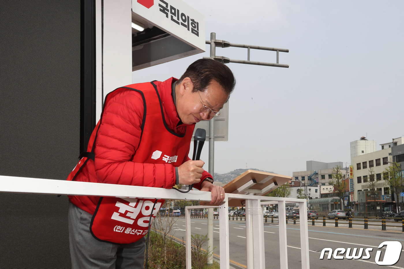 (서울=뉴스1) 이광호 기자 = 제22대 국회의원선거 서울 용산구에서 당선된 권영세 국민의힘 당선인이 11일 오후 서울 용산구 한강대로에서 당선인사를 하고 있다. 2024.4.11 …