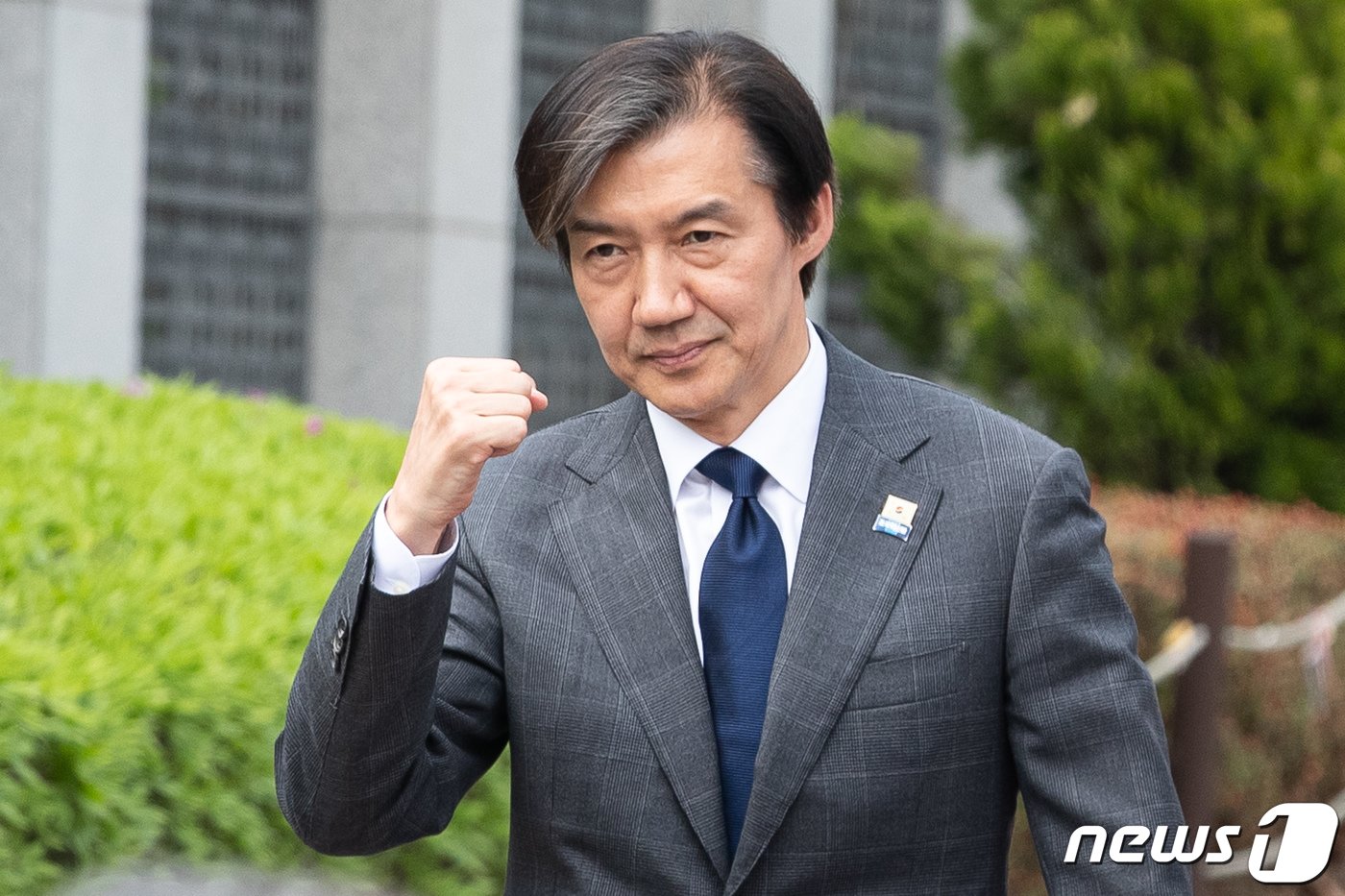 본문 이미지 - 조국 조국혁신당 대표가 11일 오후 서울 서초구 대검찰청 앞에서 열린 '검찰독재 조기종식 기자회견'에 참석하며 지지자들을 향해 주먹을 쥐어 보이고 있다. 제22대 국회의원 선거(4·10 총선)에서 비례대표 정당인 조국혁신당은 12석을 확보했다. 2024.4.11/뉴스1 ⓒ News1 유승관 기자