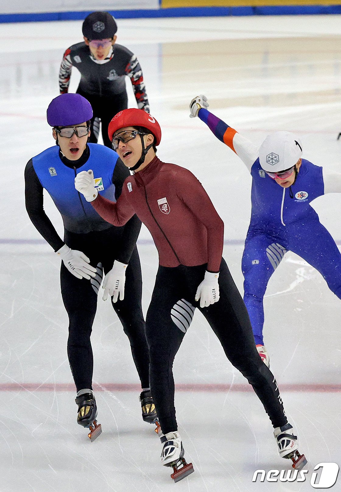 본문 이미지 - 장성우(적색 헬멧·고려대)가 11일 오전 서울 양천구 목동실내빙상장에서 열린 '2024-2025시즌 쇼트트랙 국가대표 2차 선발대회' 남자부 500m 결승에서 1위로 결승선을 통과한 뒤 주먹을 불끈 쥐고 있다. 왼쪽 보라색 헬멧은 황대헌. 2024.4.11/뉴스1 ⓒ News1 장수영 기자