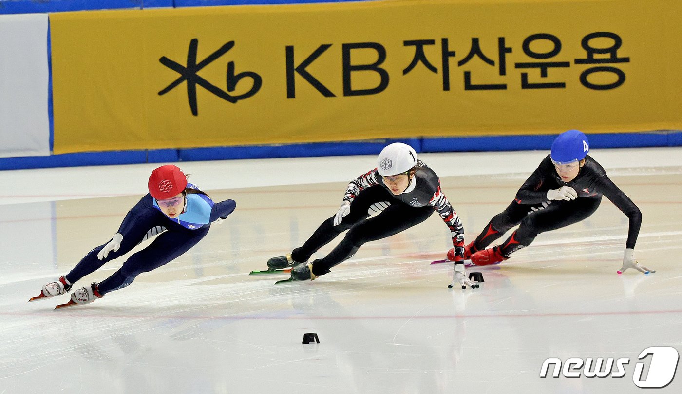 최민정&#40;적색 헬멧·성남시청&#41;과 심석희&#40;흰색 헬멧·서울시청&#41;가 11일 오전 서울 양천구 목동실내빙상장에서 열린 &#39;2024-2025시즌 쇼트트랙 국가대표 2차 선발대회&#39; 여자부 500m 결승에서 각각 1위와 2위로 결승선을 향해 질주하고 있다. 2024.4.11/뉴스1 ⓒ News1 장수영 기자