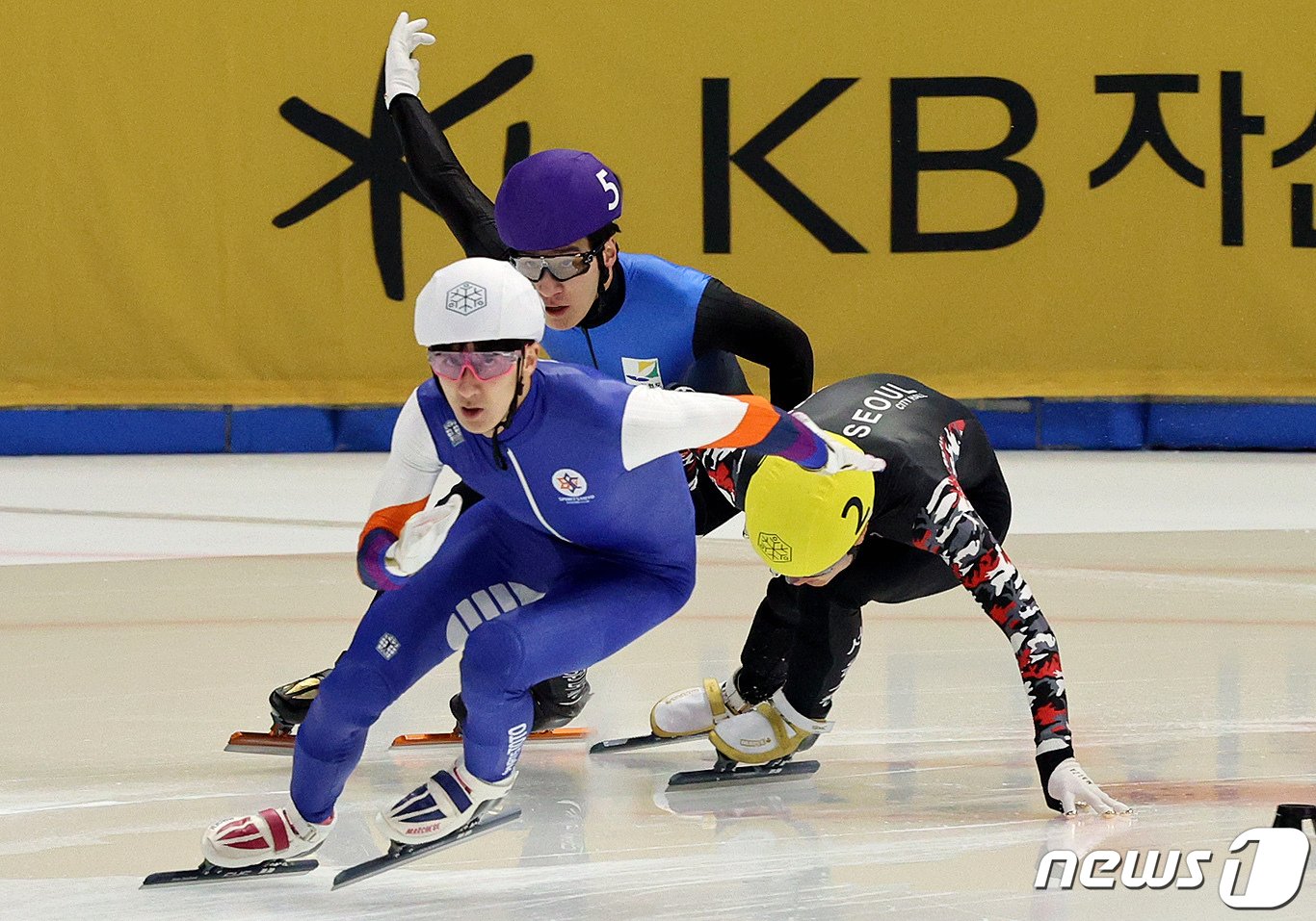 황대헌&#40;보라색 헬멧·강원도청&#41;이 11일 오전 서울 양천구 목동실내빙상장에서 열린 &#39;2024-2025시즌 쇼트트랙 국가대표 2차 선발대회&#39; 남자부 500m 결승에서 김태성&#40;황색 헬멧·서울시청&#41;과 충돌한 뒤 레이스를 이어나가고 있다. 2024.4.11/뉴스1 ⓒ News1 장수영 기자