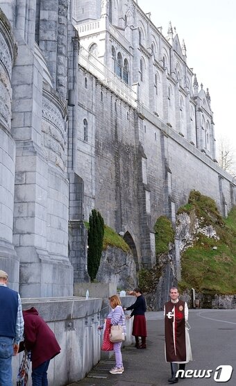 본문 이미지 - 성수를 받는 사람들ⓒ News1 윤슬빈 기자
