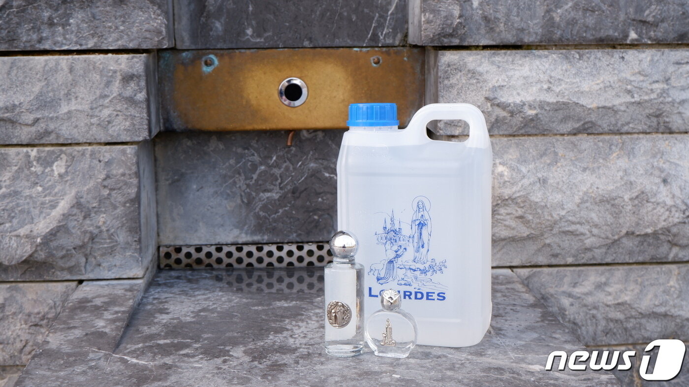 본문 이미지 -  성수는 물병만 있으면 무료로 누구나 받을 수 있다ⓒ News1 윤슬빈 기자