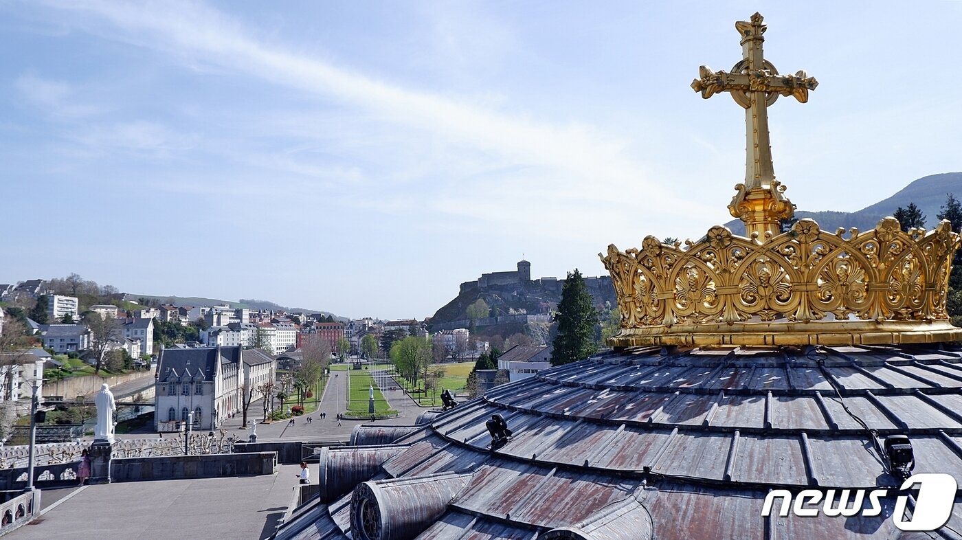 본문 이미지 - 묵주 기도의 성모 대성당의 황금관ⓒ News1 윤슬빈 기자