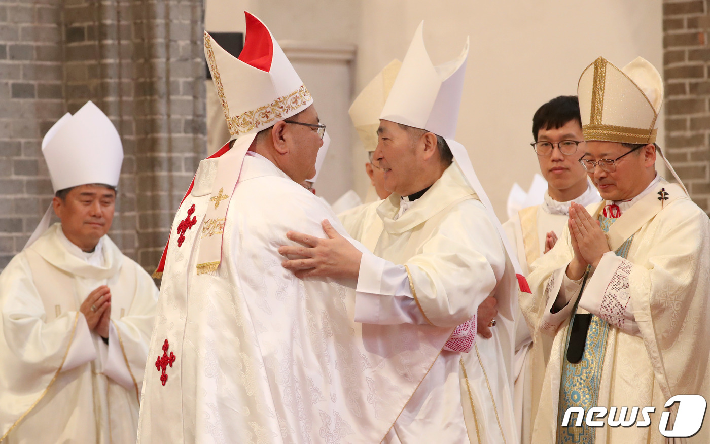 (서울=뉴스1) 사진공동취재단 = 천주교 서울대교구 이경상(바오로) 신임 보좌주교가 11일 서울 중구 명동대성당에서 진행된 서품식에서 주교들과 평화의 인사를 나누고 있다. 2024 …