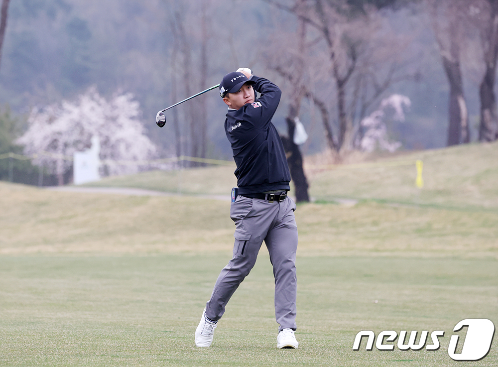 (서울=뉴스1) = 김홍택이 11일 강원도 춘천 라비에벨CC 올드코스에서 열린 제19회 DB손해보험 프로미 오픈 1라운드 1번홀에서 세컨샷을 날리고 있다. (KPGA 제공) 202 …