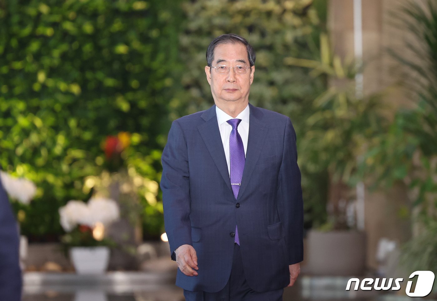 본문 이미지 - 한덕수 국무총리가 지난 11일 서울 종로구 정부서울청사를 나서고 있다. 이 날 한 총리는 제22대 국회의원 선거 참패 뒤 국정 쇄신을 위해 윤석열 대통령에게 사의를 표명했다. 2024.4.11/뉴스1 ⓒ News1 허경 기자