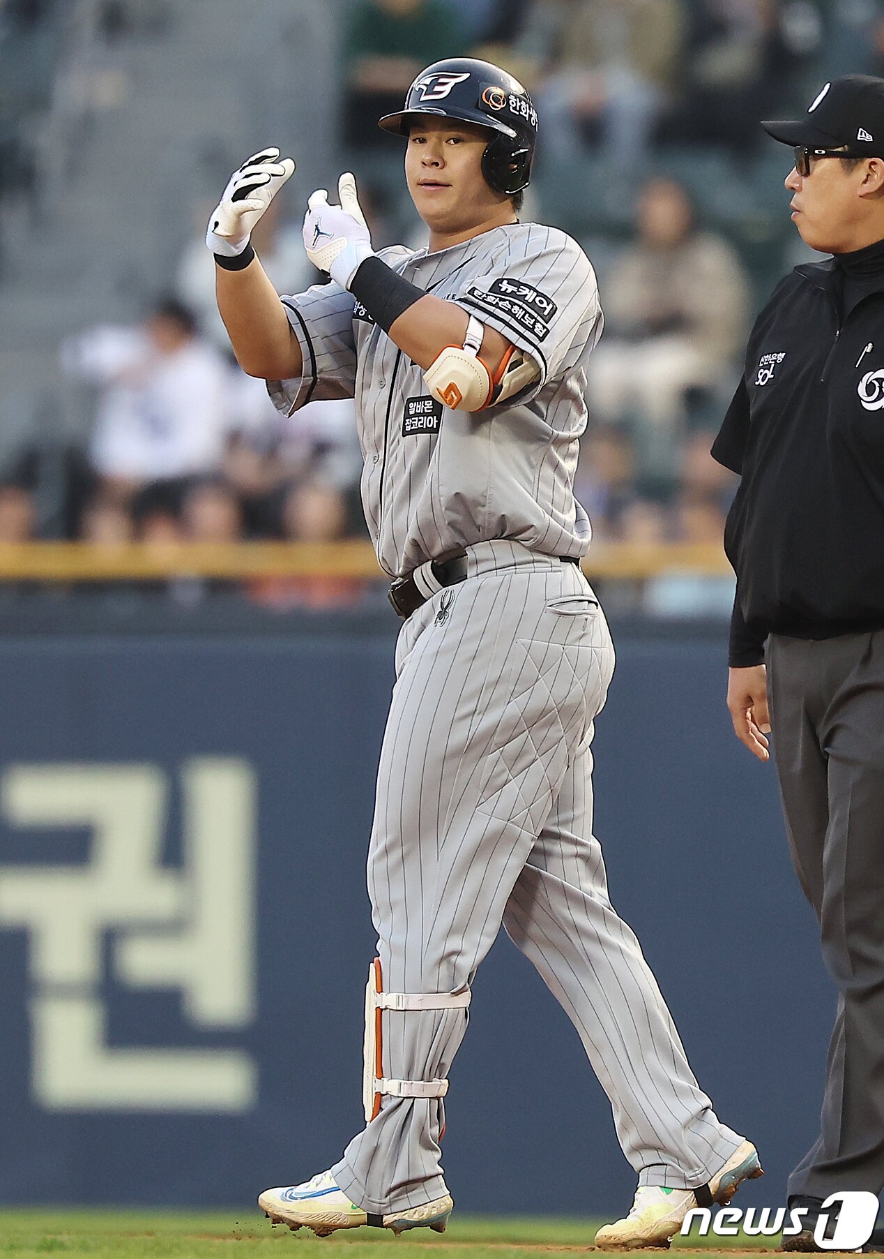 본문 이미지 - 11일 서울 송파구 잠실야구장에서 열린 '2024 신한 SOL 뱅크 KBO리그' 한화 이글스와 두산 베어스의 경기, 한화 노시환이 1회초 1사 2루에서 적시타를 친 뒤 세리머니를 펼치고 있다. 2024.4.11/뉴스1 ⓒ News1 김진환 기자