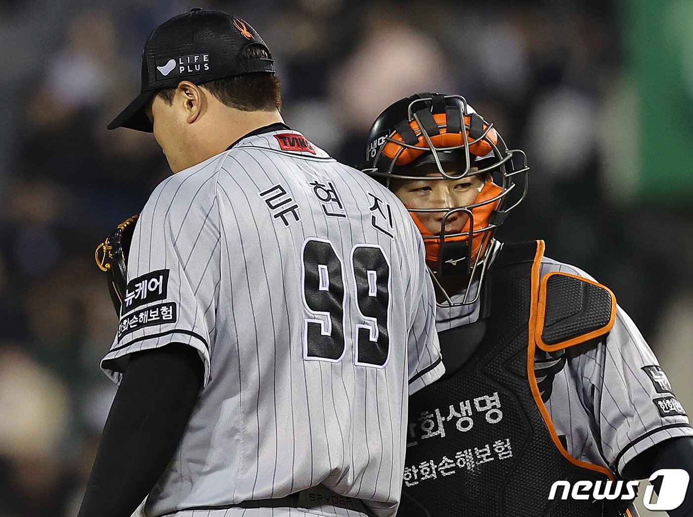 본문 이미지 - 11일 서울 송파구 잠실야구장에서 열린 '2024 신한 SOL 뱅크 KBO리그' 한화 이글스와 두산 베어스의 경기, 한화 선발 류현진이 6회말 1사 두산 허경민에게 안타를 허용한 뒤 마운드를 방문한 포수 최재훈과 대화를 나누고 있다. 2024.4.11/뉴스1 ⓒ News1 김진환 기자