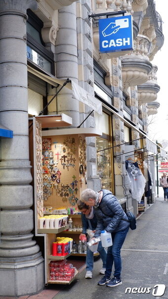 본문 이미지 - 성물을 구경하고 있는 관광객들의 모습ⓒ News1 윤슬빈 기자
