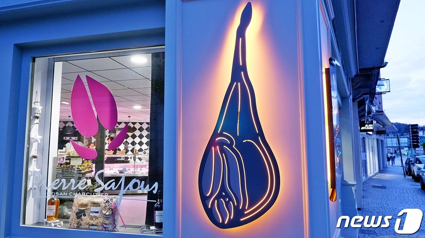 본문 이미지 -  피에르 사쥬(Pierre Sajous)가 운영하는 '루르드에 있는 햄의 집' ⓒ News1 