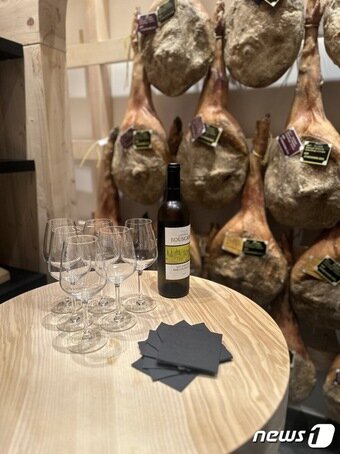 본문 이미지 - 루르드에 있는 햄의 집에서 운영하는 시식 프로그램ⓒ News1 윤슬빈 기자