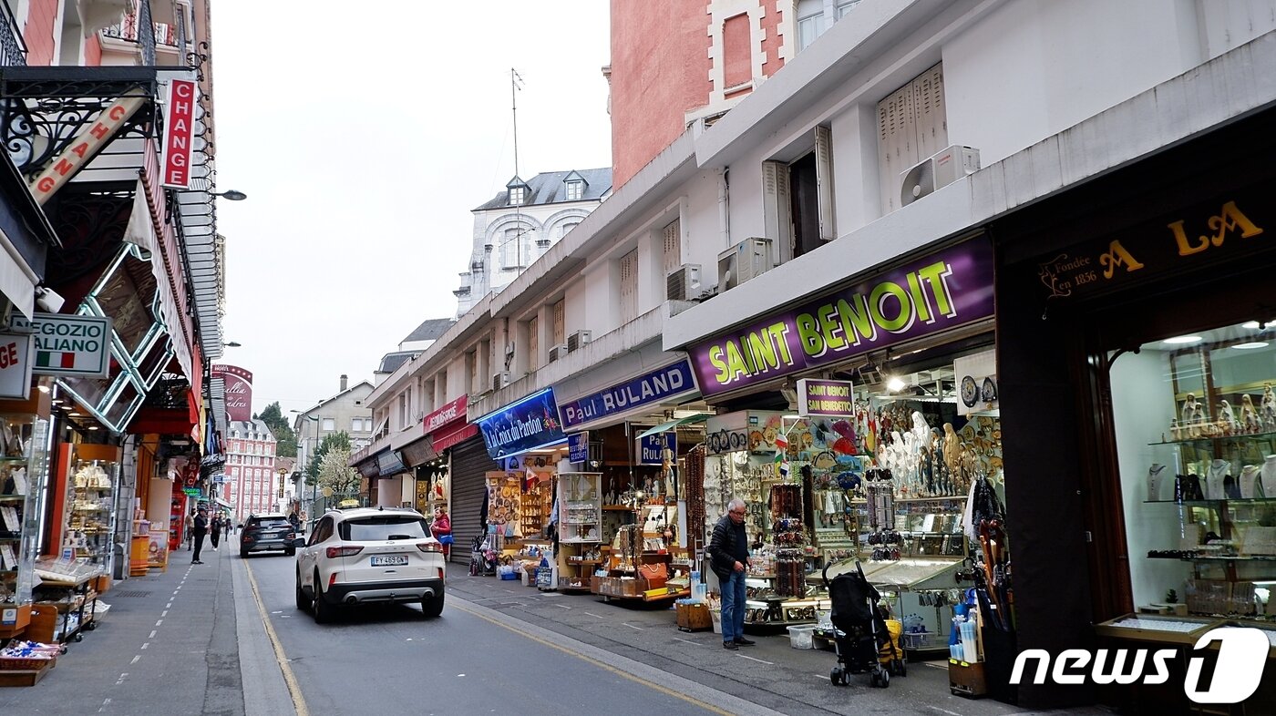 본문 이미지 - 시내 대부분 상점이 성물 전문 판매점이라고 해도 과언이 아니다ⓒ News1 윤슬빈 기자