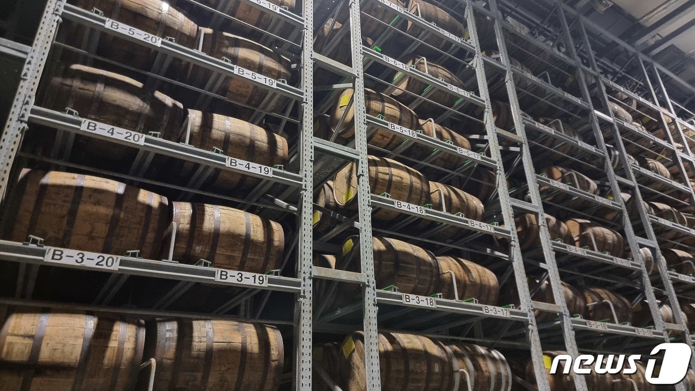 본문 이미지 - 하이트진로 이천 공장 오크통 숙성고. ⓒ News1 이형진 기자