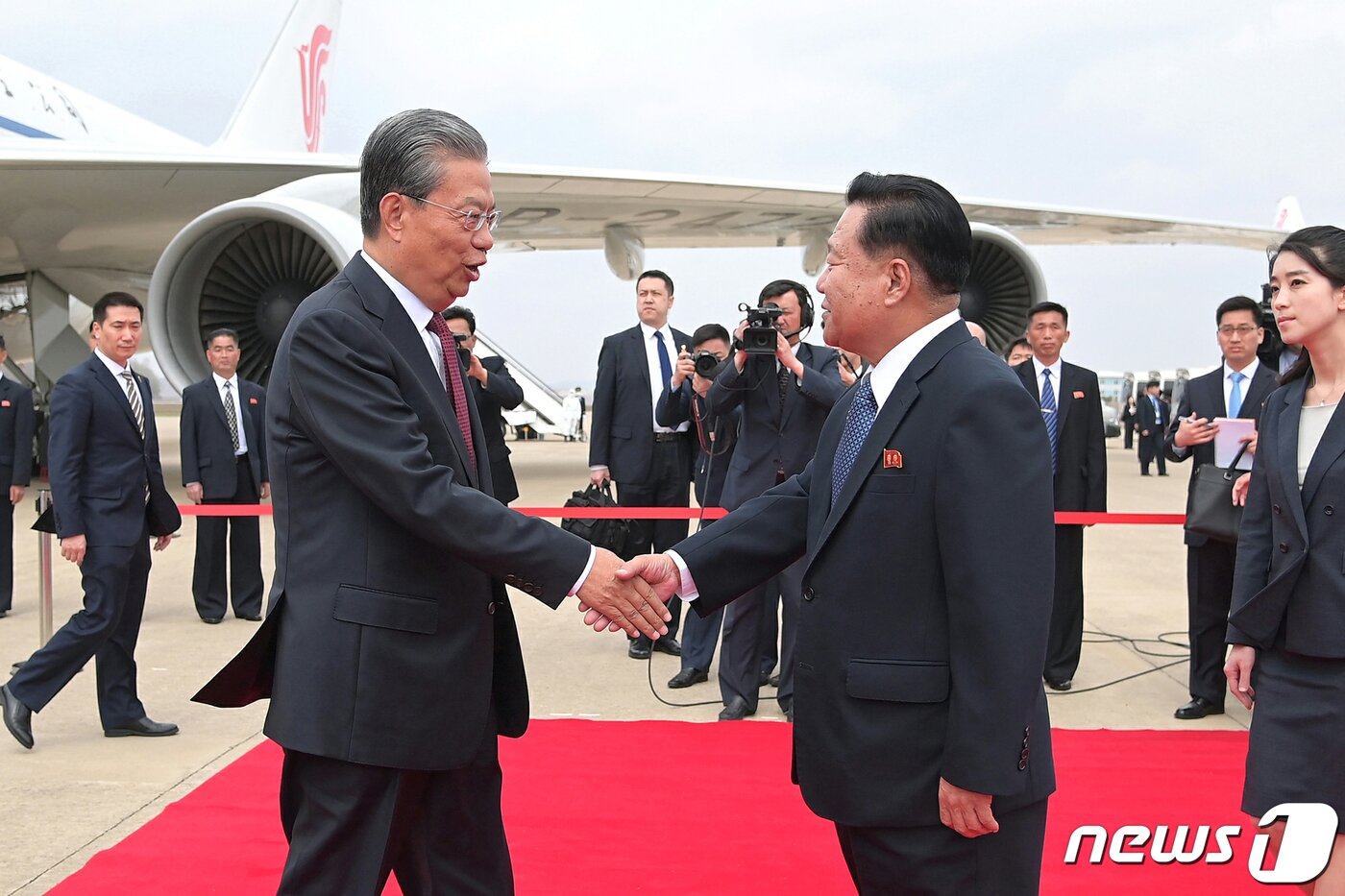 본문 이미지 - &#40;평양 노동신문=뉴스1&#41; = 노동신문 2024년 4월 12일자에 실린 사진. 북한 노동당 기관지 노동신문은 12일 자오러지&#40;趙樂際&#41; 전국인민대표대회&#40;전인대&#41; 상무위원장을 단장으로 하는 중화인민공화국 당 및 정부대표단이 지난 11일 평양에 도착했다고 보도했다. [국내에서만 사용가능. 재배포 금지. DB 금지. For Use Only in the Republic of Korea. Redistribution Prohibited] rodongphoto@news1.kr