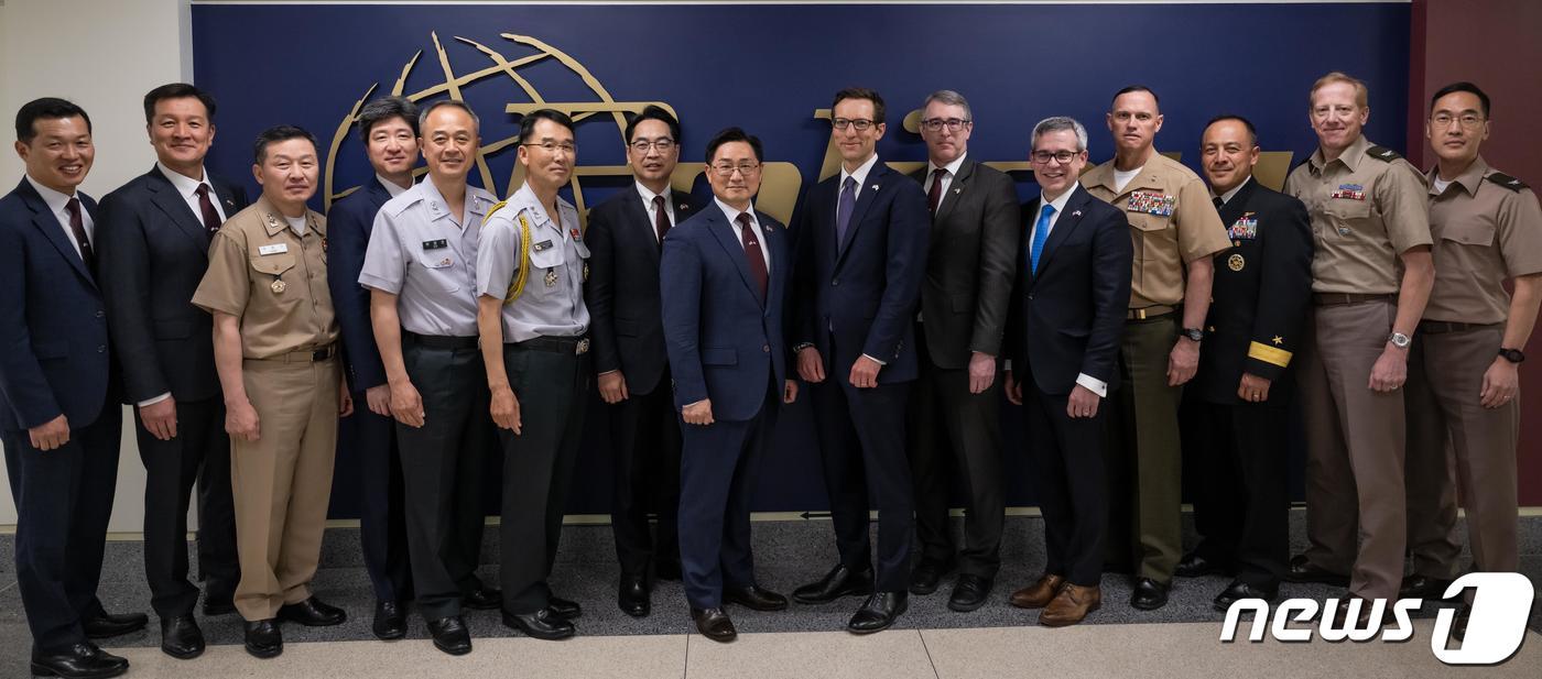 본문 이미지 - 11일(현지시각) 미국 워싱턴D.C에서 개최된 제24차 한미통합국방협의체(KIDD) 회의에서 조창래 국방부 국방정책실장과 미 합중국 국방부 일라이 래트너 인태안보차관보 등 참석자들이 기념 촬영을 하고 있다. (국방부 제공) 2024.4.12/뉴스1