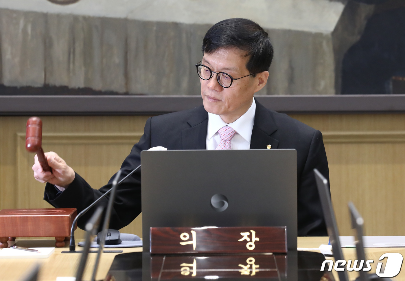 (서울=뉴스1) 사진공동취재단 = 이창용 한국은행 총재가 12일 오전 서울 중구 한국은행에서 열린 금융통화위원회 통화정책방향 결정회의에서 의사봉을 두드리고 있다. 2024.4.12 …
