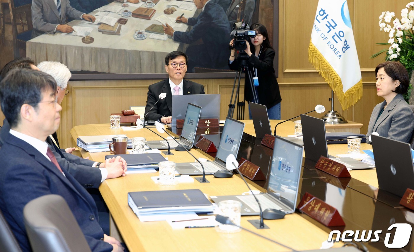 (서울=뉴스1) 사진공동취재단 = 이창용 한국은행 총재가 12일 서울 중구 한국은행에서 열린 금융통화위원회를 주재하고 있다.  2024.4.12/뉴스1