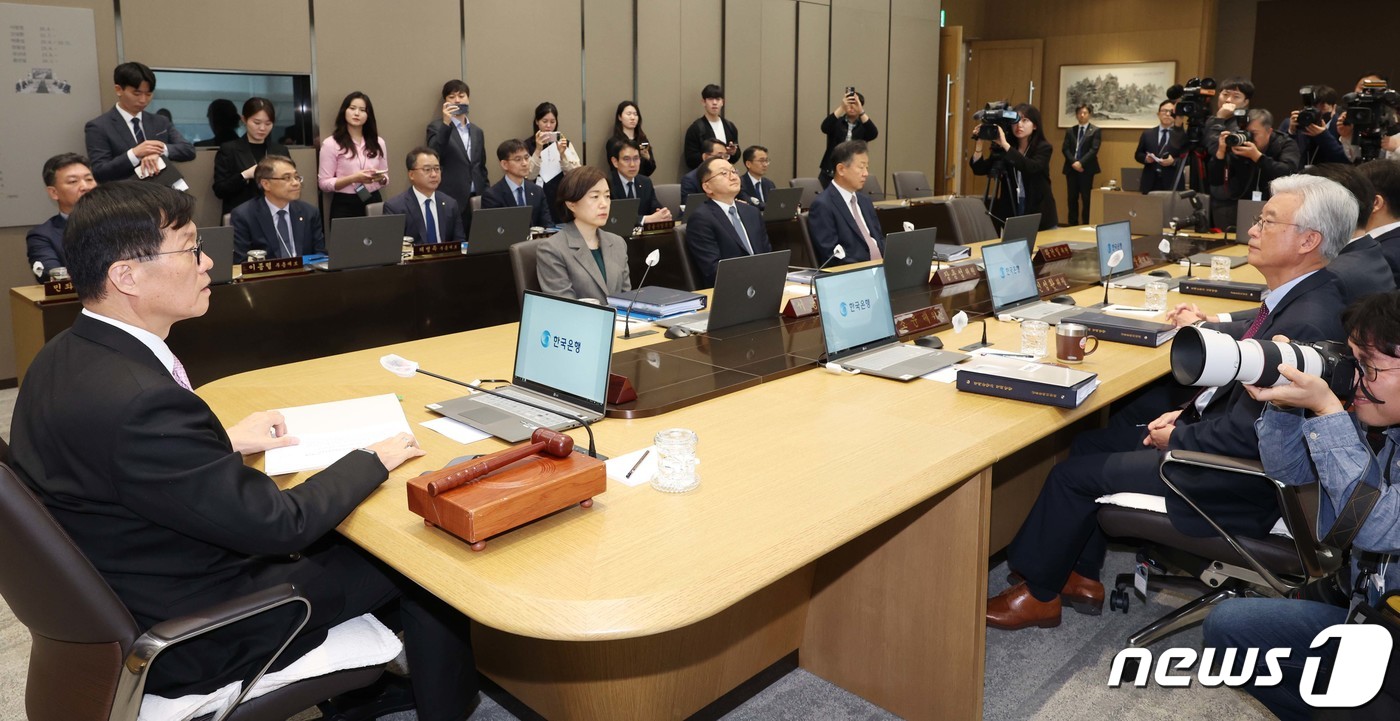 (서울=뉴스1) 사진공동취재단 = 이창용 한국은행 총재가 12일 서울 중구 한국은행에서 열린 금융통화위원회를 주재하고 있다.  2024.4.12/뉴스1