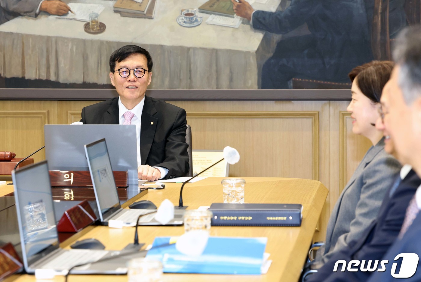 (서울=뉴스1) 사진공동취재단 = 이창용 한국은행 총재가 12일 서울 중구 한국은행에서 열린 금융통화위원회를 주재하고 있다. 2024.4.12/뉴스1