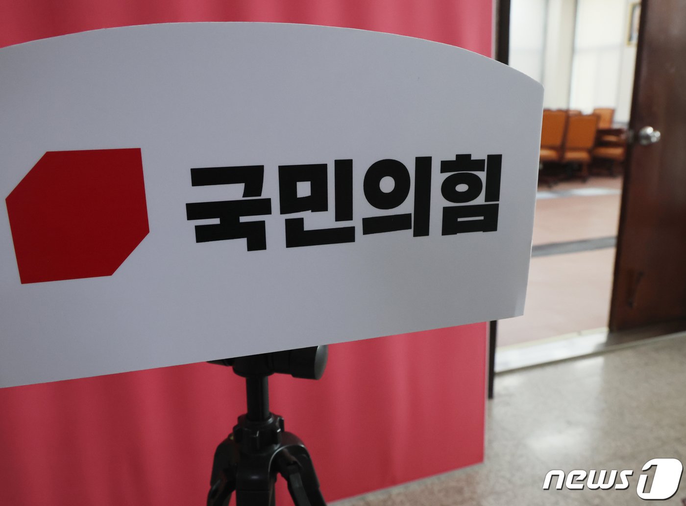 본문 이미지 - 국민의힘이 4·10 총선에 참패한 가운데 혼란에 처한 당을 추스르고 이끌어갈 구원투수로 누가 등판할지 관심이 쏠리고 있다. 12일 서울 여의도 국민의힘 회의실이 한산한 모습을 보이고 있다. 2024.4.12/뉴스1 ⓒ News1 송원영 기자