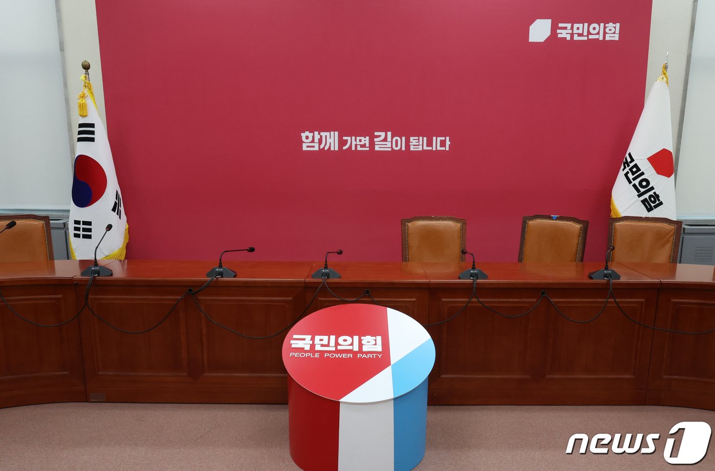 본문 이미지 - 국민의힘이 4·10 총선에 참패한 가운데 혼란에 처한 당을 추스르고 이끌어갈 구원투수로 누가 등판할지 관심이 쏠리고 있다. 12일 서울 여의도 국민의힘 회의실이 한산한 모습을 보이고 있다. 2024.4.12/뉴스1 ⓒ News1 송원영 기자
