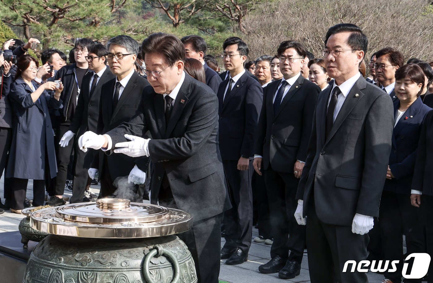 본문 이미지 - 이재명 더불어민주당 대표와 윤영덕, 백승아 더불어비례연합 공동대표가 12일 오전 22대 국회의원 선거 당선인들과 서울 동작구 국립서울현충원을 찾아 분향하고 있다. (공동취재) 2024.4.12/뉴스1 ⓒ News1 구윤성 기자