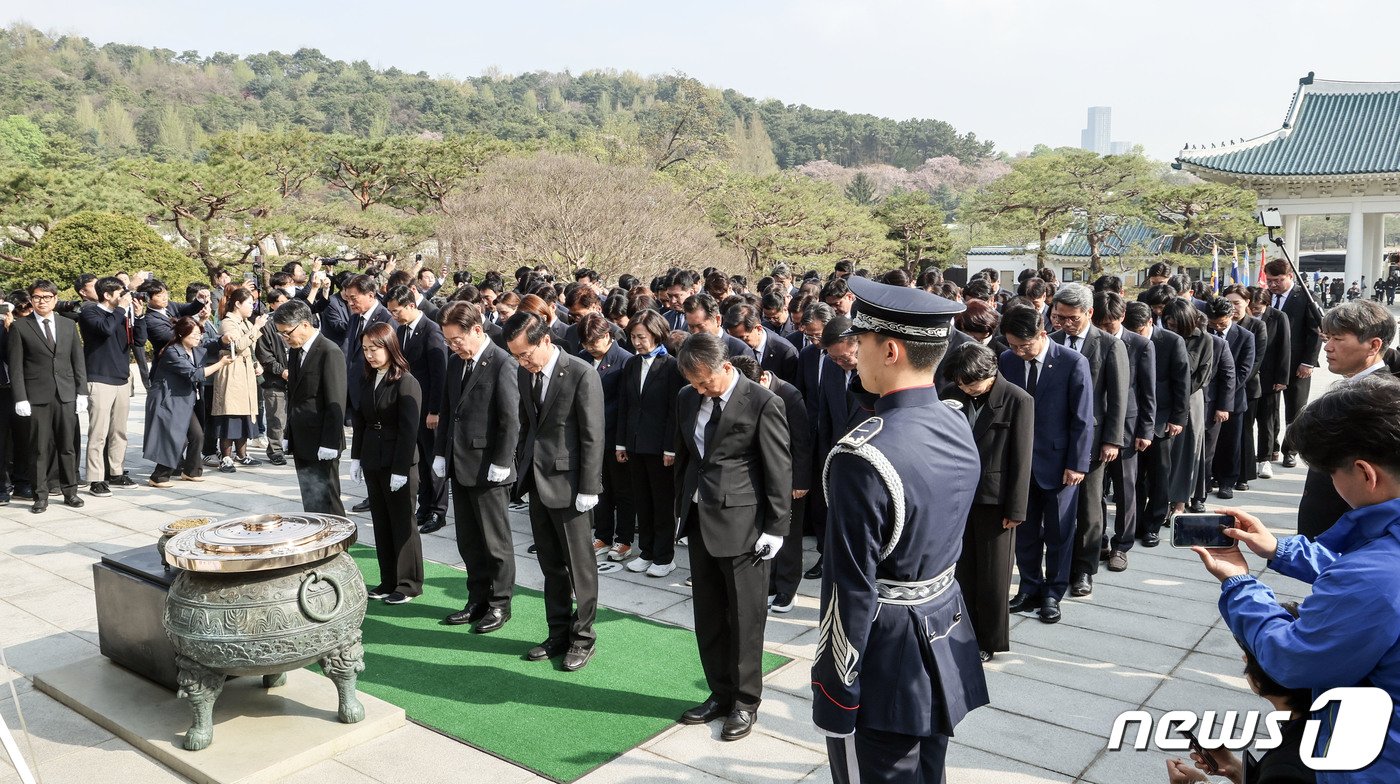 본문 이미지 - 이재명 더불어민주당 대표와 윤영덕, 백승아 더불어비례연합 공동대표가 12일 오전 22대 국회의원 선거 당선인들과 서울 동작구 서울현충원을 참배하고 있다. (공동취재) 2024.4.12/뉴스1 ⓒ News1 구윤성 기자