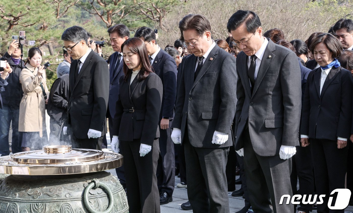 본문 이미지 - 이재명 더불어민주당 대표와 윤영덕, 백승아 더불어비례연합 공동대표가 12일 오전 22대 국회의원 선거 당선인들과 서울 동작구 서울현충원을 참배하고 있다. (공동취재) 2024.4.12/뉴스1 ⓒ News1 구윤성 기자