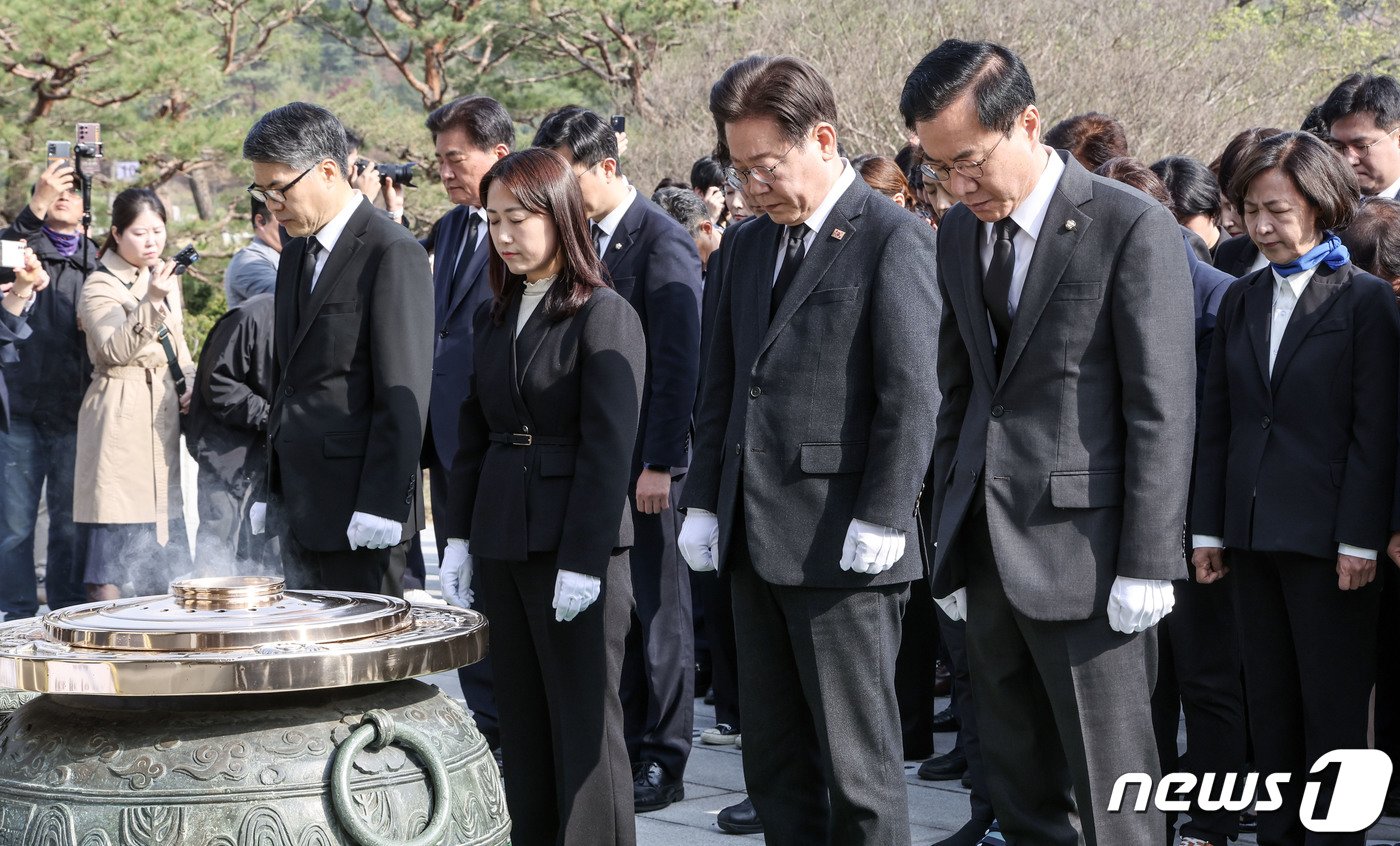 이재명 더불어민주당 대표와 윤영덕, 백승아 더불어비례연합 공동대표가 12일 오전 22대 국회의원 선거 당선인들과 서울 동작구 서울현충원을 참배하고 있다. &#40;공동취재&#41; 2024.4.12/뉴스1 ⓒ News1 구윤성 기자