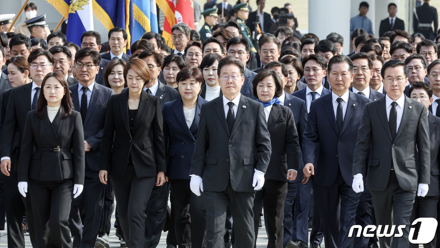 이재명 더불어민주당 대표와 윤영덕, 백승아 더불어비례연합 공동대표가 12일 오전 22대 국회의원 선거 당선인들과 서울 동작구 서울현충원을 참배하기 위해 이동하고 있다. &#40;공동취재&#41; 2024.4.12/뉴스1 ⓒ News1 구윤성 기자