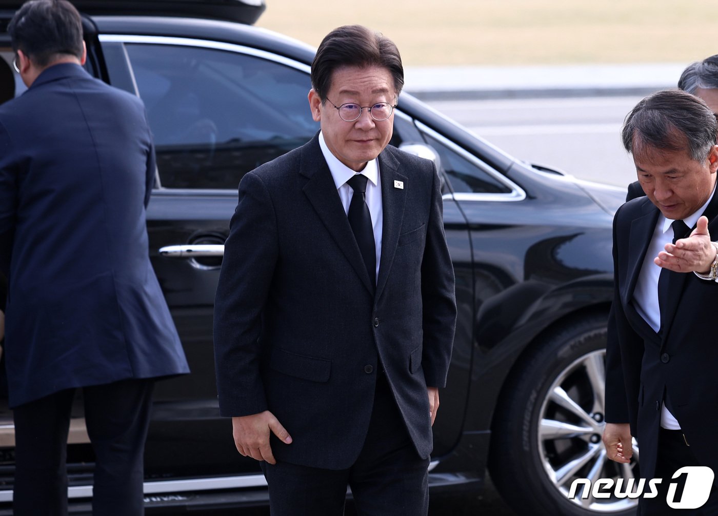본문 이미지 - 이재명 더불어민주당 대표가 12일 오전 당선인들과 함께 현충탑 참배를 위해 서울 동작구 국립서울현충원에 도착하고 있다. 2024.4.12/뉴스1 ⓒ News1 구윤성 기자