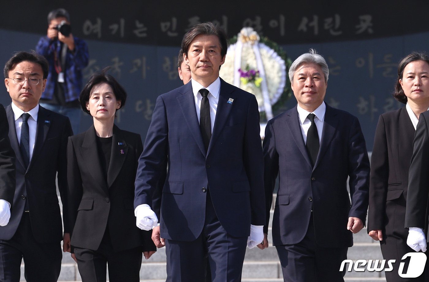 조국 조국혁신당 대표가 12일 오전 비례대표 당선인들과 함께 서울 동작구 국립서울현충원에서 현충탑 참배를 마친 뒤 이동하고 있다. 2024.4.12/뉴스1 ⓒ News1 구윤성 기자